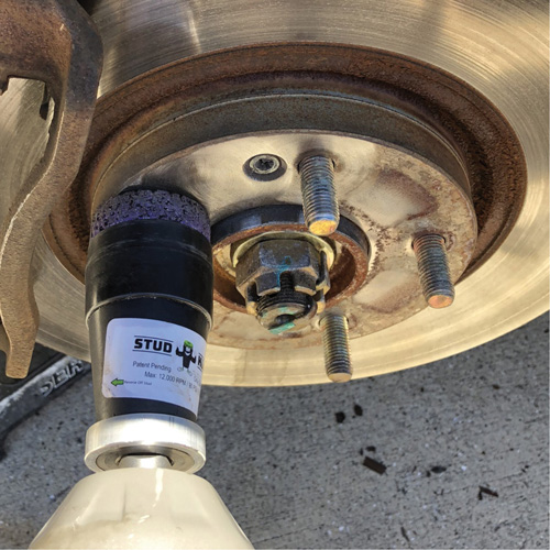 Outil de nettoyage pour moyeux, goujons et roues &agrave; entraînement par chocs STUD KLEEN Rideout Tool & Machine Inc.