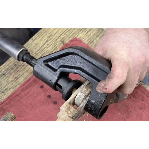 Presse-axe de chape de frein pour camions de classes 6 &agrave; 8 Rideout Tool & Machine Inc.