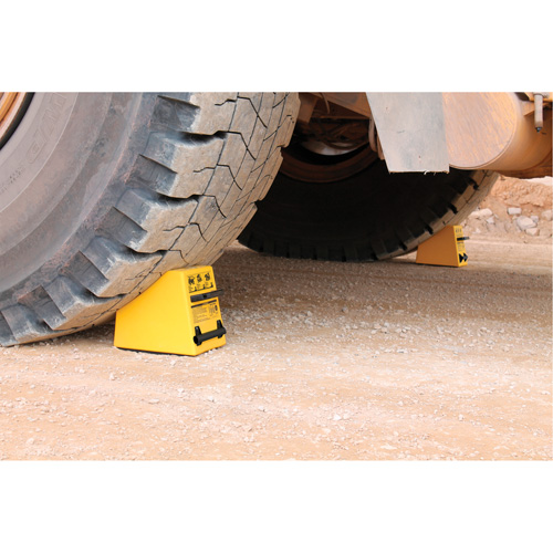Cale de roue ultra-robuste pour l'exploitation mini&egrave;re Checkers Safety, PEHD, Jaune, 14-1/2" la x 17-1/2" p x 16" h Rideout Tool & Machine Inc.