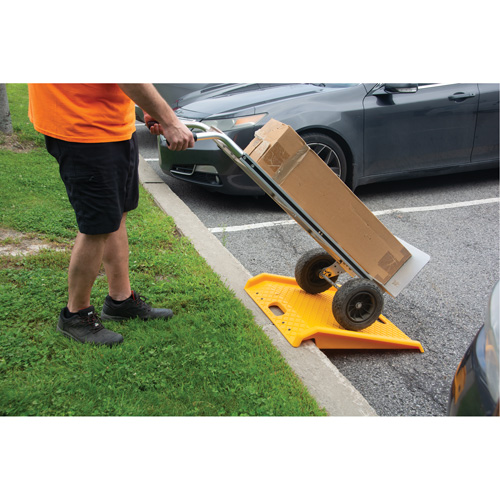 Rampe de trottoir portable en poly pour diable, Capacit&eacute; de 1000 lb, 27" la x 27" lo Rideout Tool & Machine Inc.