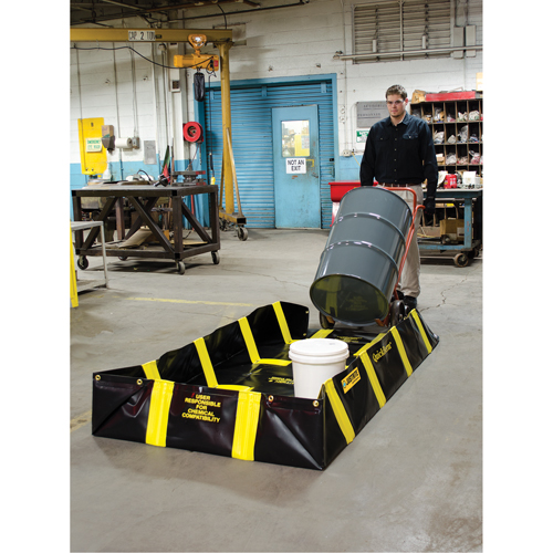 QuickBerm&reg; Containment Berm with Inside Wall Supports, 235 US gal. Capacity, 4' W x 8' L x 12" H, Snap-Up Bracket Rideout Tool & Machine Inc.