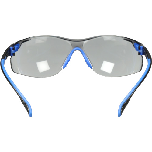 Lunettes de s&eacute;curit&eacute; Solus avec lentilles Scotchgard, Lentille Grise/fum&eacute;e, Antibu&eacute;e, R&eacute;pond ou surpasse la norme CSA Z94.3 Rideout Tool & Machine Inc.