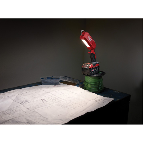 B&acirc;ton lumineux M18, Crochet, Rechargeable, 300 lumens Rideout Tool & Machine Inc.