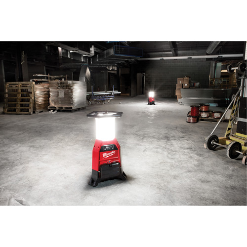 Lampe de chantier M18 Radius et chargeur avec One-Key, DEL, 4800/9000/2500 lumens, Boîtier en Plastique Rideout Tool & Machine Inc.