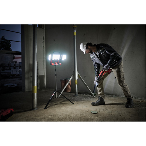 Lampe de travail &agrave; DEL professionnelle &agrave; panneaux pliants lumens sans fil 18V sur tr&eacute;pied, DEL, 3600 lumens Rideout Tool & Machine Inc.