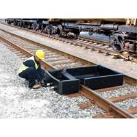 Ultra-Track Berm, 144 US gal. Capacity, 4' W x 6' L x 12" H, Foam Wall Rideout Tool & Machine Inc.
