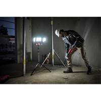 Lampe de travail &agrave; DEL professionnelle &agrave; panneaux pliants lumens sans fil 18V sur tr&eacute;pied, DEL, 3600 lumens Rideout Tool & Machine Inc.